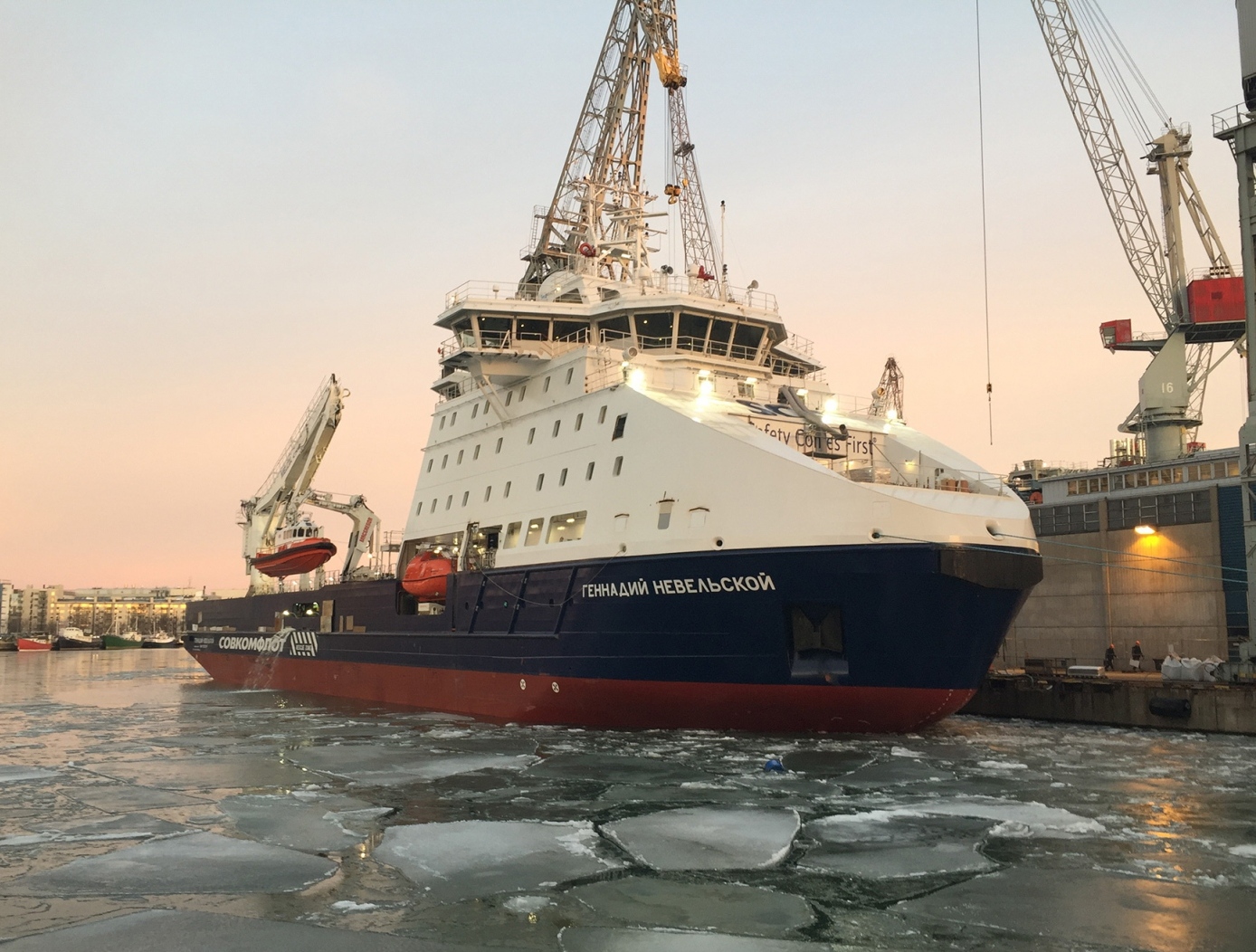 Ship rus. Геннадий Невельской судно. Геннадий Невельской судно снабжения. Ледокол Геннадий Невельской. Ледокол Адмирал Невельской.